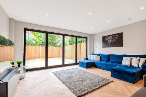 Battersea Spacious Home Perfect for Family and Groups with Free Parking Sleep 8 - Tap to explore photos
