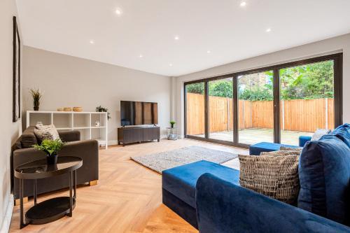 Battersea Spacious Home Perfect for Family and Groups with Free Parking Sleep 8 - Tap to explore photos