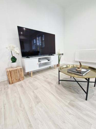 New Luxury Apartment near Wembley - Free Parking & WiFi - Tap to explore photos