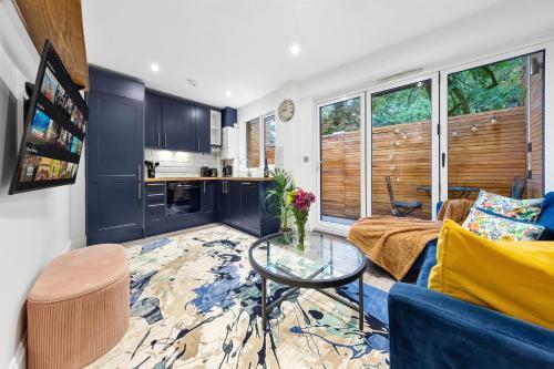 Modern 1 Bed Flat in Barnes near River Thames - Tap to explore photos