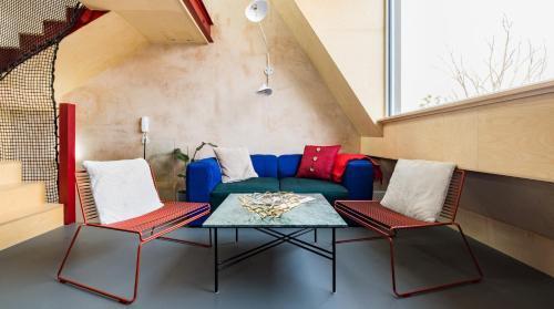Spectacular 2 Bed Scandi Style Penthouse with Terrace - Tap to explore photos