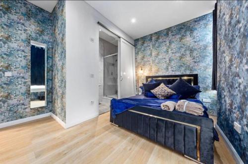 Two Bedroom Flat in Knightsbridge - Tap to explore photos
