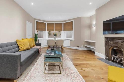 Stylish Two-Bedroom Flat in Prime Central London - Tap to explore photos