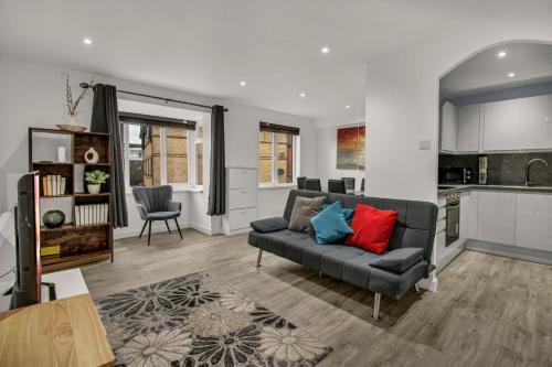 New King size bed apartment with free parking - Tap to explore photos