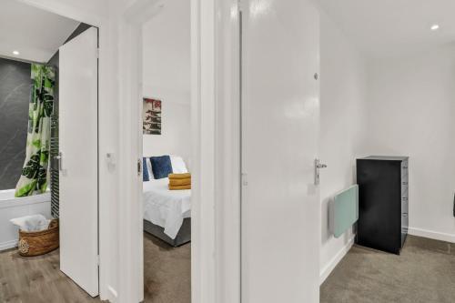 New King size bed apartment with free parking - Tap to explore photos