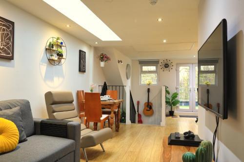 Top Floor Apartment in Islington - Tap to explore photos