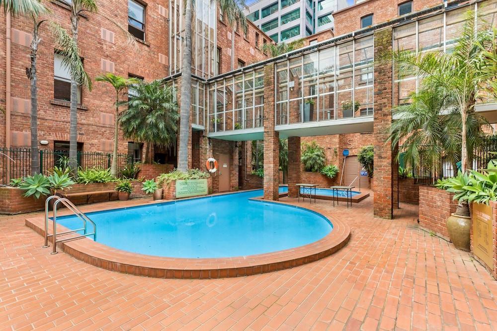 Cosy and Central City Studio Near Attractions - Tap to explore photos