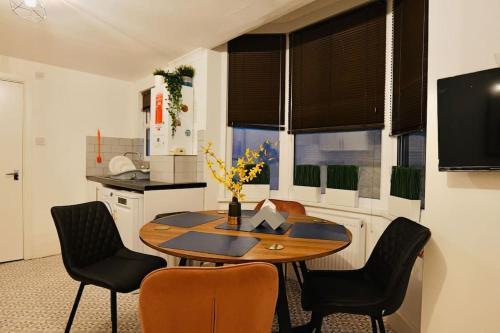 Two bedroom flat near transport & shops - Tap to explore photos