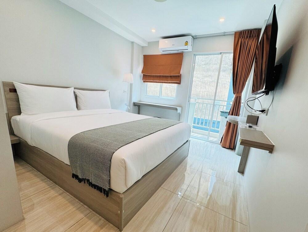 Icon Dome Bangkok Room Type - Superior Studio, 1 Queen Bed, Balcony
