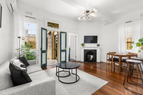 Perfect 2BR Harbour View Apartment - Tap to explore photos