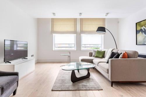 Central London - 2 Beds - Sleeps 4 - Lift - Tap to explore photos