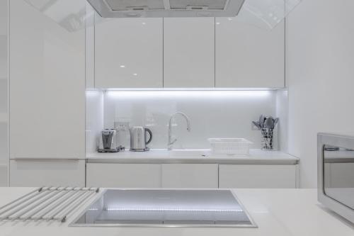 Central London - 2 Beds - Sleeps 4 - Lift - Tap to explore photos