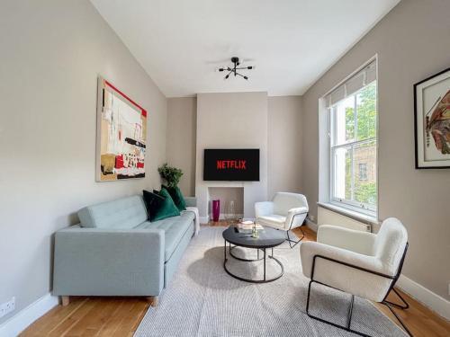Stylish 2 bed flat on the iconic Portobello Road - Tap to explore photos