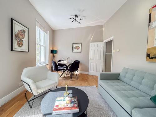 Stylish 2 bed flat on the iconic Portobello Road - Tap to explore photos