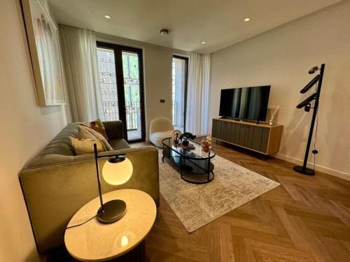 Hyde Park Luxury 2 Bed 2 Bath Balcony - Tap to explore photos