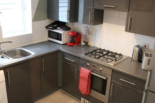 Stunning 2-Bed Ground floor Apartment in Romford - Tap to explore photos