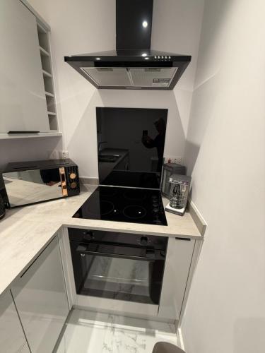 OnSiteStays Stylish Studio Sleeps 2 - Tap to explore photos
