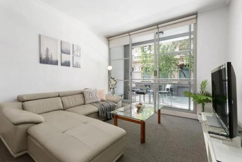 A Modern & Comfy Studio Next to Darling Harbour - Tap to explore photos