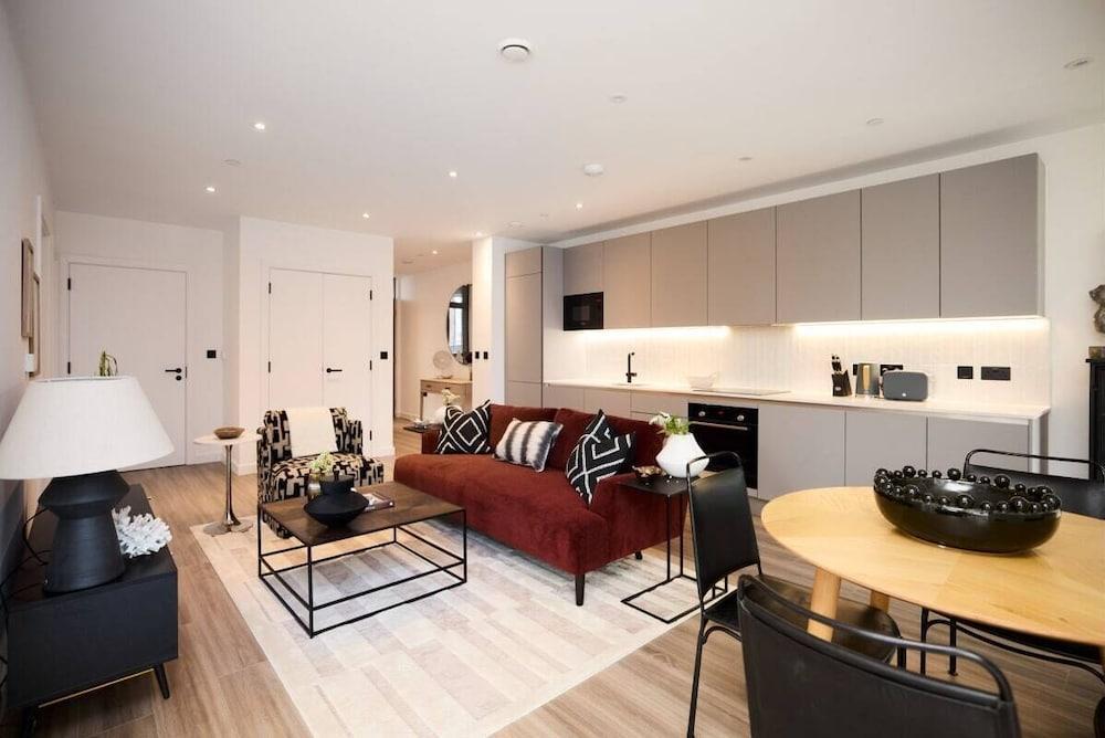 The Tottenham Hale Crib - Trendy 2bdr Flat With Balcony - Tap to explore photos