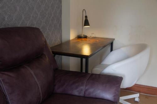 Spacious 4-bedroom Townhouse with Garden- Perfect for Groups! - Tap to explore photos