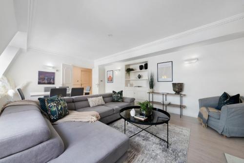 Luxury 2 Bed In Mayfair! - Tap to explore photos