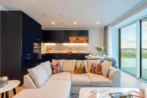 Lux 2 bed 2 bath with Riverviews - Tap to explore photos