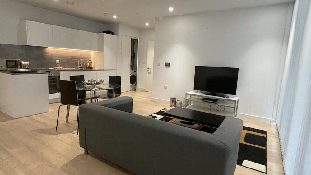 Fully Serviced One Bed Apartment In Rw - Tap to explore photos