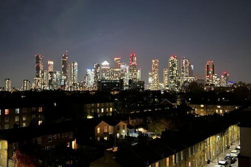 Newly renovated & modern 2-BR close to Canary Wharf