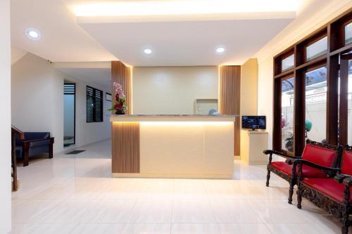 Urbanview Hotel Mitra near Grand Indonesia - Tap to explore photos