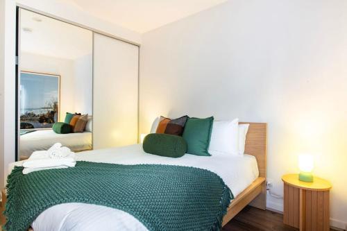 Richmond Retreat with Courtyard Parking - Tap to explore photos