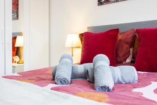 2 Bedroom Charming Magnificent Flat - Tap to explore photos