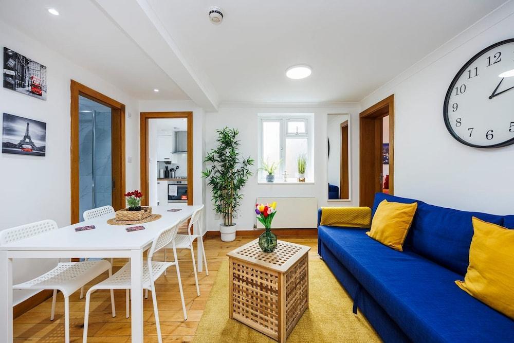 2 Bedroom Charming Magnificent Flat - Tap to explore photos