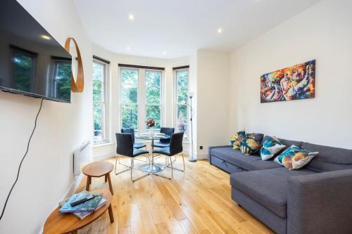 Comfy 2-Bed Flat On Upper St - Next To Tube - Tap to explore photos