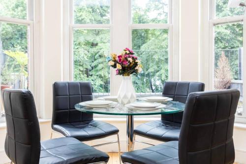 Comfy 2-Bed Flat On Upper St - Next To Tube - Tap to explore photos