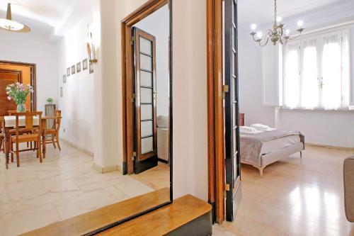 4bnb - Spacious Gracchi Apartment - Tap to explore photos