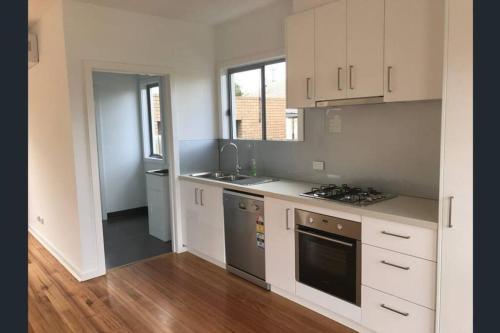 Sunny, Modern Inner City Townhouse near CBD - Tap to explore photos