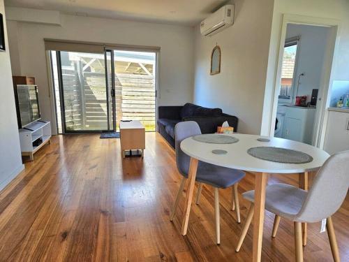 Sunny, Modern Inner City Townhouse near CBD - Tap to explore photos