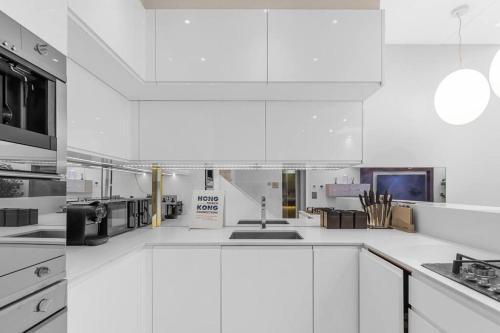 Stylish 2 bed split level flat - Tap to explore photos