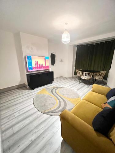 2 Bedroom flat with Balcony in White City, Hammersmith - Tap to explore photos