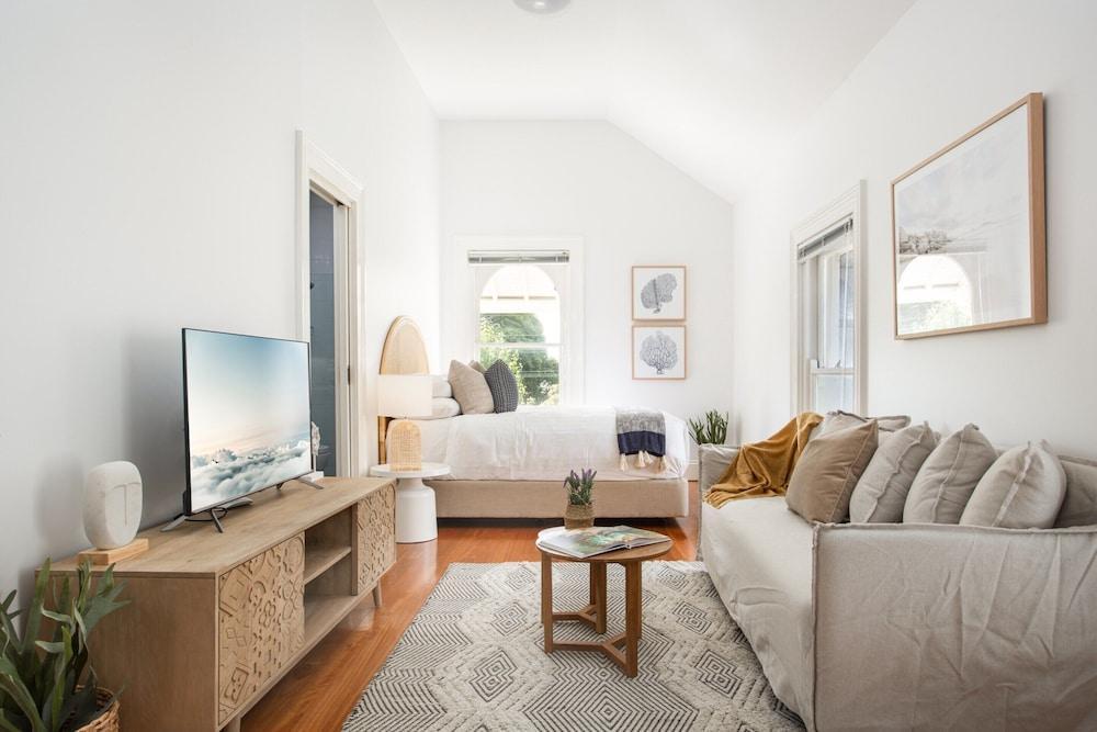 Boutique Studio With Balcony in Perfect Location - Tap to explore photos