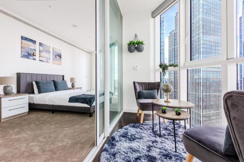 Bright 2BR high floor flat, Nine Elms, 3min tube - Tap to explore photos