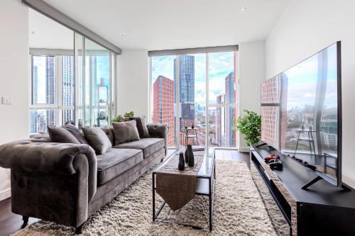 Bright 2BR high floor flat, Nine Elms, 3min tube - Tap to explore photos