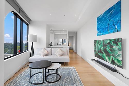 Sunlit Sanctuary Your Private Escape in Melbourne - Tap to explore photos