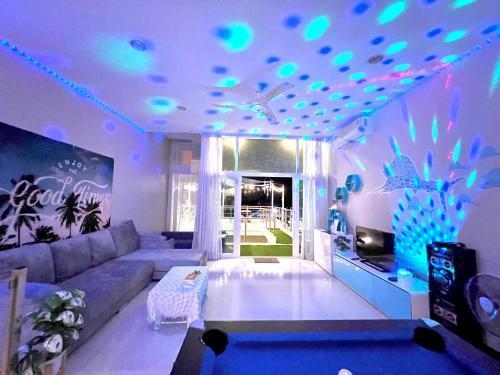 De' ozone ongsa pool villa หน้าหาดบางเสร่ - Tap to explore photos