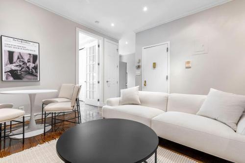 Gorgeous & Bright 3BDR & 1BTH in Midtown Manhattan - Tap to explore photos