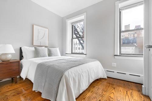 Gorgeous & Bright 3BDR & 1BTH in Midtown Manhattan - Tap to explore photos