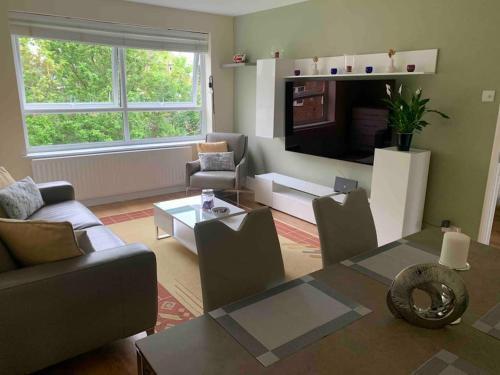London Southgate 2 Bed Apartment - Tap to explore photos