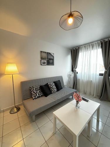 Appartement F3 avec Projecteur à 100m du Métro! - Tap to explore photos