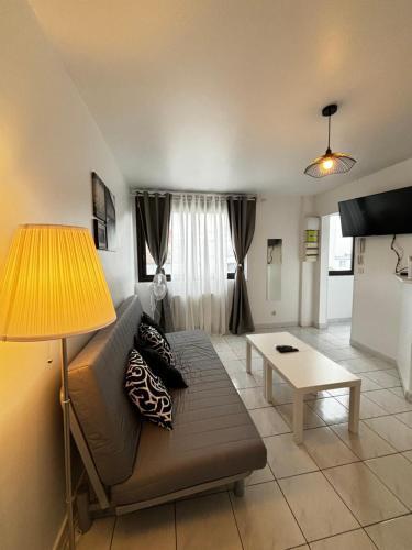 Appartement F3 avec Projecteur à 100m du Métro!