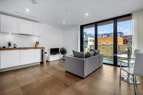 Londwell, Kings Cross & Pentonville Luxury Balcony Apartment - Tap to explore photos